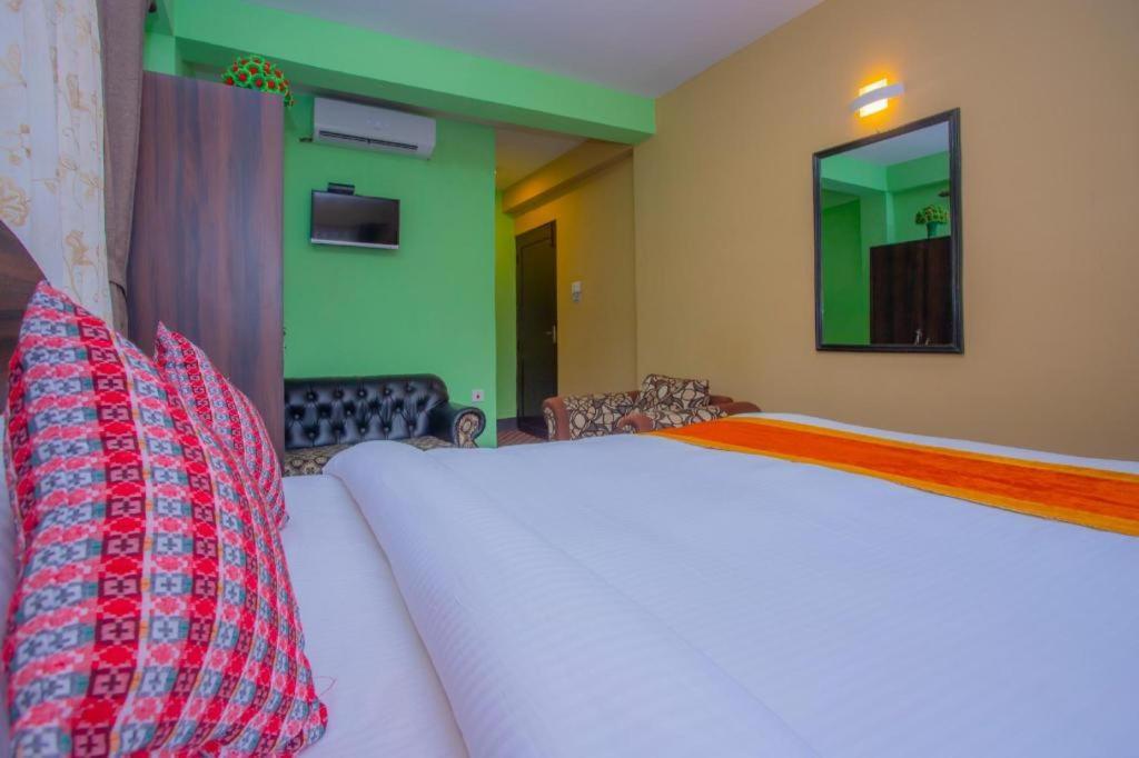 Oyo 492 Hotel Yeti Home Catmandu Exterior foto